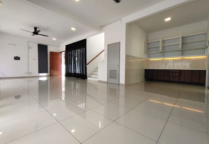 Horizon Hills @The Hills superlink house endlot  w extra land