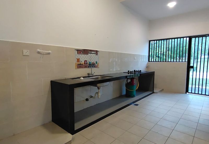 Horizon Hills @The Hills superlink house endlot  w extra land