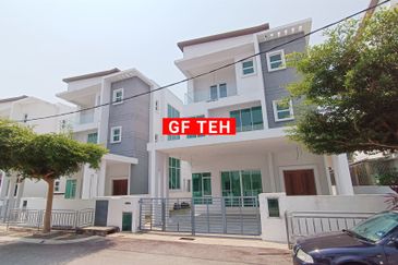 3 Storey Bungalow Kampung Benggali