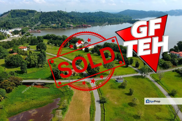 Bukit Merah Laketown Resort