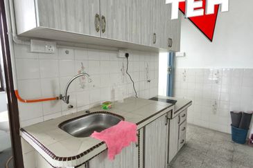 Rumah Pangsa Kos Rendah, Pusat Perniagaan Raja Uda