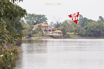 Bukit Merah Laketown Resort