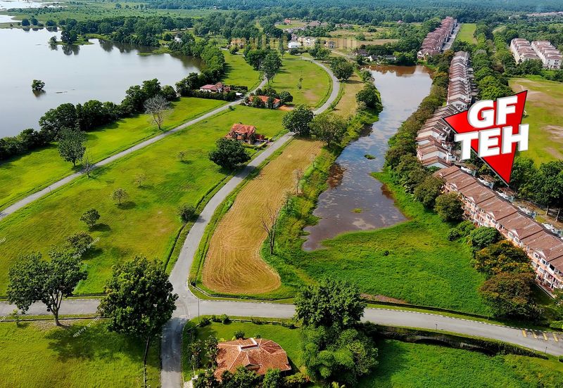 Bukit Merah Laketown Resort