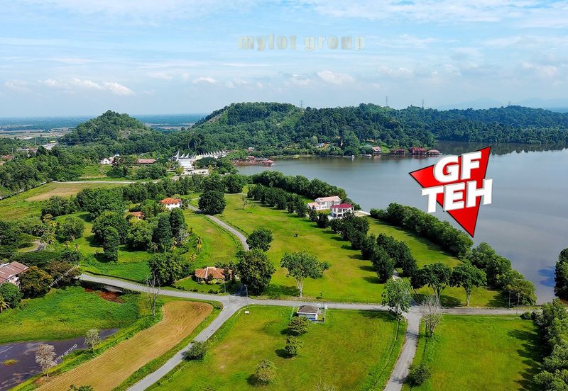 Bukit Merah Laketown Resort