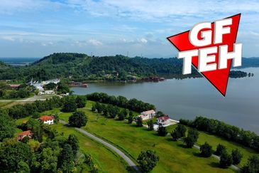 Bukit Merah Laketown Resort