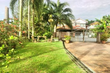 (End Lot) 2 Storey Semi-D converted to Bungalow