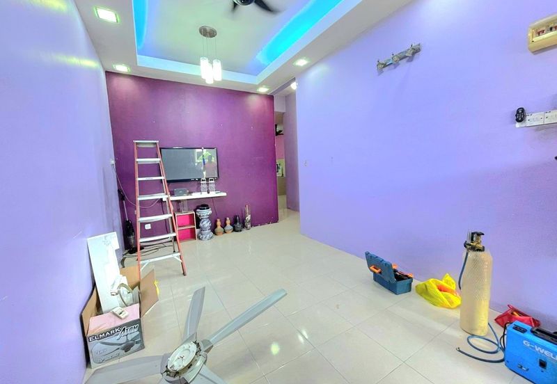 Jalan Sopan, Johan Setia