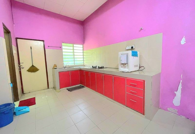 Jalan Sopan, Johan Setia