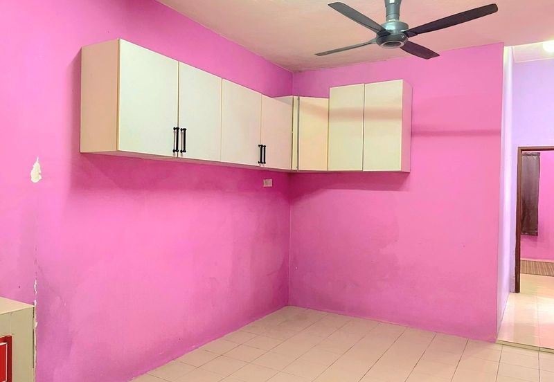 Jalan Sopan, Johan Setia