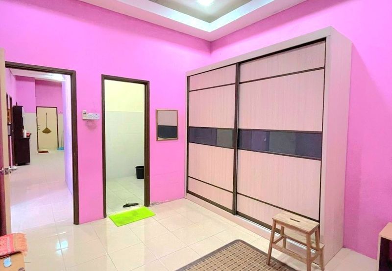 Jalan Sopan, Johan Setia