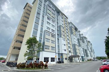 (RENOVATED) Apartment Seri Warisan, Kota Warisan Dengkil for sale 250k only