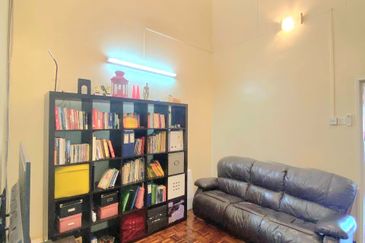 Jalan Anggerik Aranda 31/41