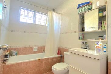 Jalan Anggerik Aranda 31/41