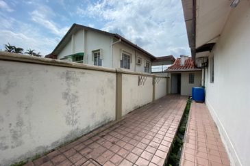 Lorong Hujan Emas 1