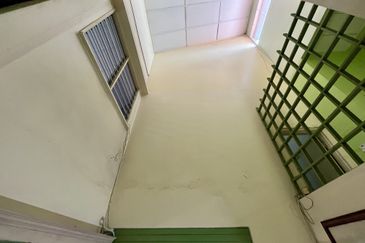 EXCLUSIVE! 2 Storey Intermidiate Terace For Sale@ Jalan Bukit Desa, Taman Desa