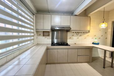 EXCLUSIVE! 2 Storey Intermidiate Terace For Sale@ Jalan Bukit Desa, Taman Desa