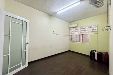 EXCLUSIVE! 2 Storey Intermidiate Terace For Sale@ Jalan Bukit Desa, Taman Desa