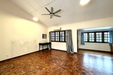 Move-in Condition 2 Storey Terrace For Sale@ Taman Bukit Desa