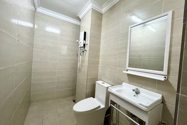 Move-in Condition 2 Storey Terrace For Sale@ Taman Bukit Desa