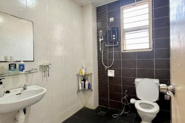 Freehold 3-Storey Corner Terrace @Taman Sungai Sering蕉赖9英里诗宁花苑 near Taman Suntex, Batu 9 For Sale