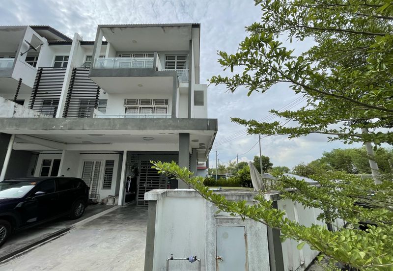 Below Market Corner Ground Floor Townhouse Bandar Saujana Putra