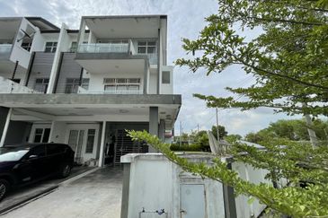 Below Market Corner Ground Floor Townhouse Bandar Saujana Putra