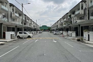 Below Market Corner Ground Floor Townhouse Bandar Saujana Putra