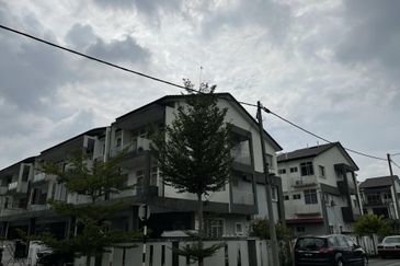 Below Market Corner Ground Floor Townhouse Bandar Saujana Putra