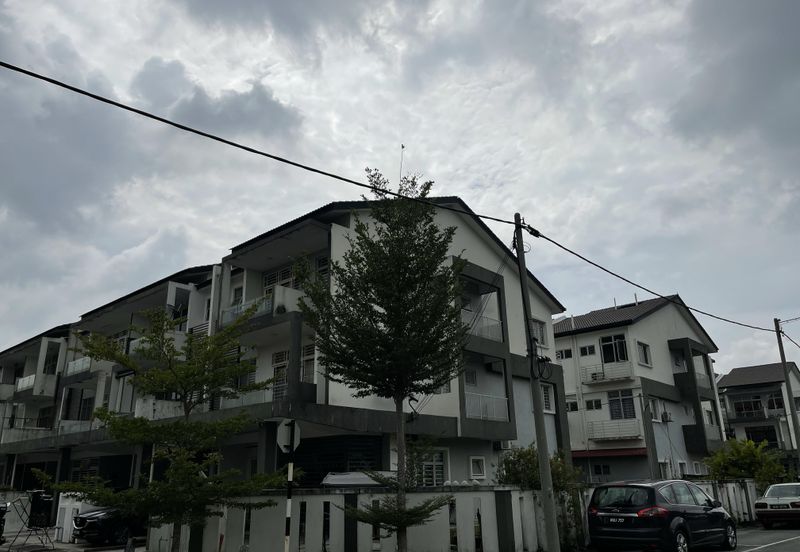 Below Market Corner Ground Floor Townhouse Bandar Saujana Putra