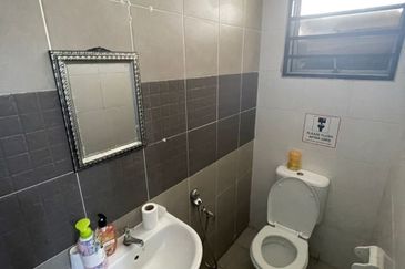 Hot Area Facing Open Main Road Double Storey Intermediate Shop Office Laman Glenmarie Shah Alam Selangor