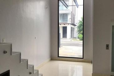 The Maisons, Perdana Lakeview East