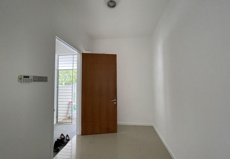 Summerglades, Perdana Lakeview West