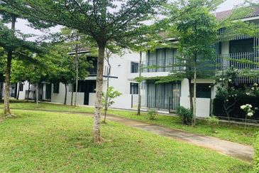 Summerglades, Perdana Lakeview West