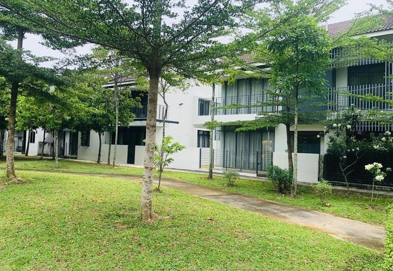 Summerglades, Perdana Lakeview West