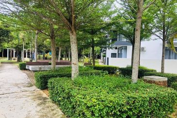 Summerglades, Perdana Lakeview West