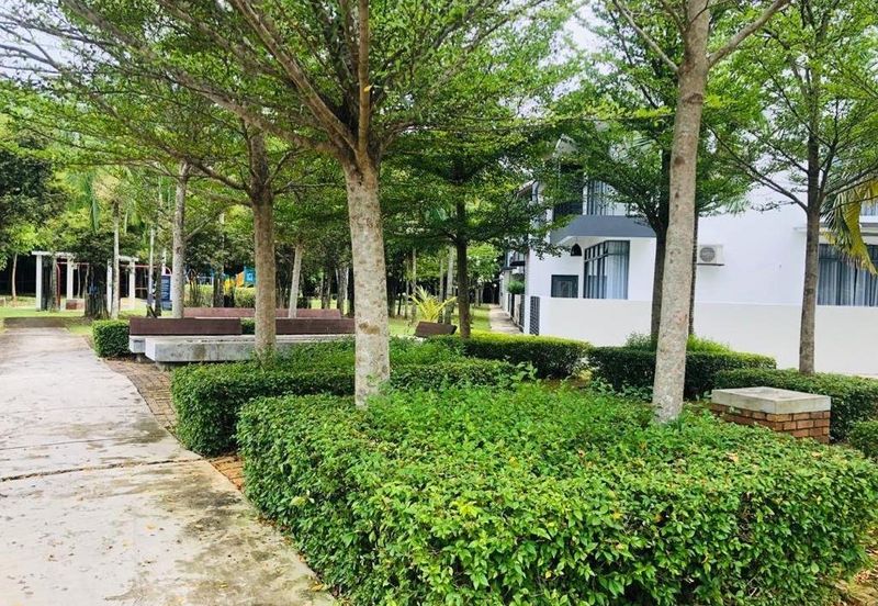 Summerglades, Perdana Lakeview West