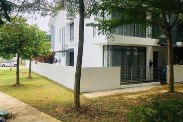 Summerglades, Perdana Lakeview West