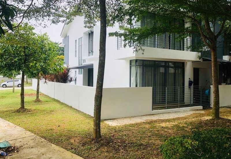 Summerglades, Perdana Lakeview West