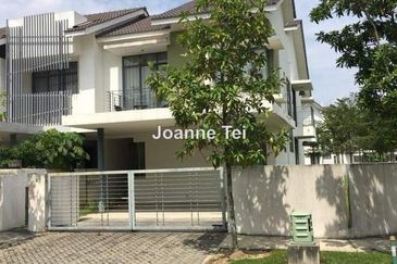 Summerglades, Perdana Lakeview West