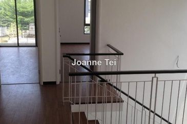 Summerglades, Perdana Lakeview West