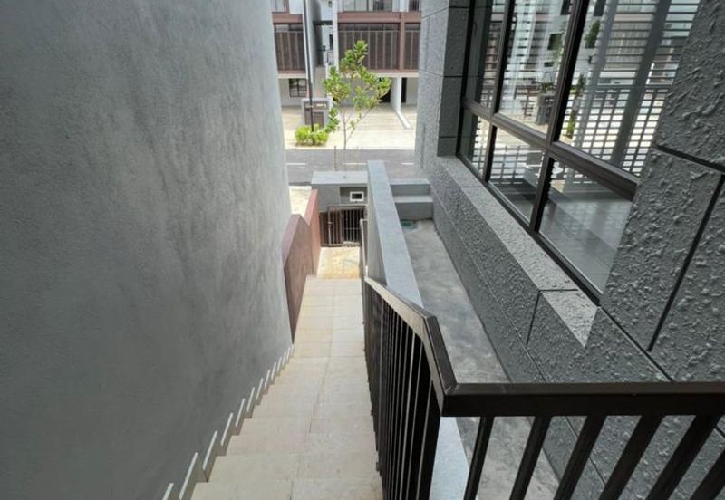 Beautiful Endlot 3 Storey Terrace House for Sale