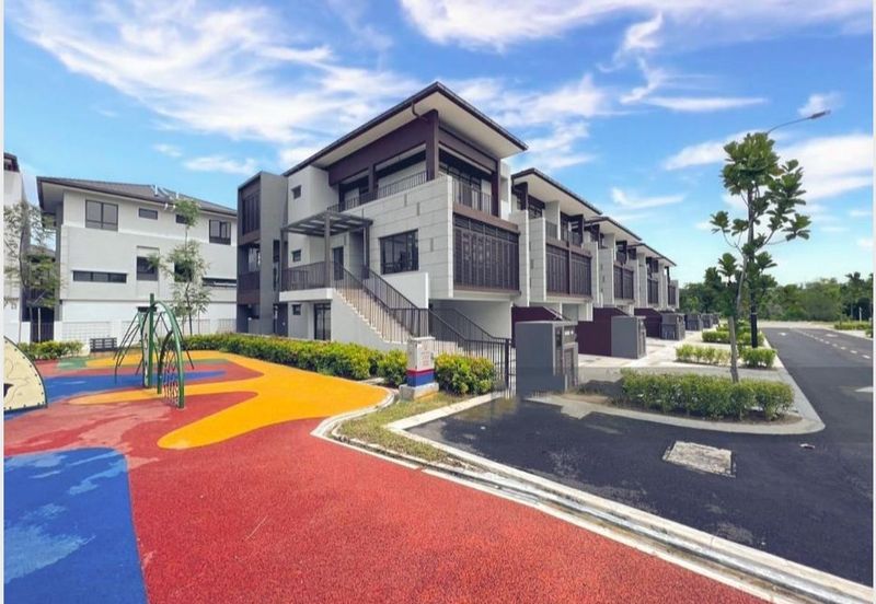 Corner Unit 3 Storey Terrace House for Sale