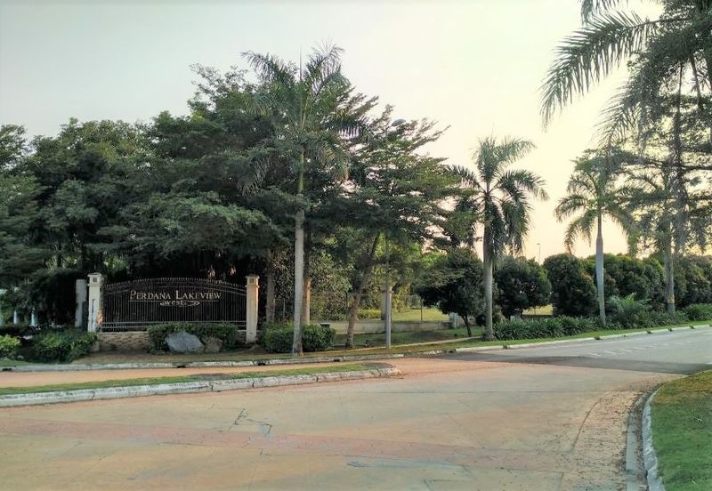 Summerglades, Perdana Lakeview West