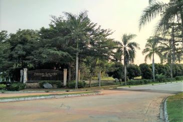 Summerglades, Perdana Lakeview West
