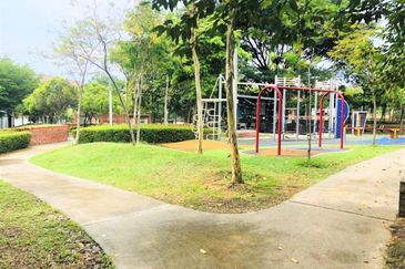 Summerglades, Perdana Lakeview West