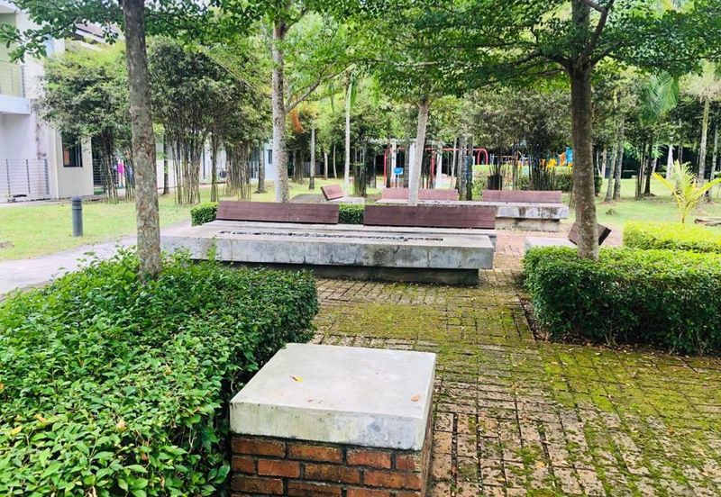 Summerglades, Perdana Lakeview West