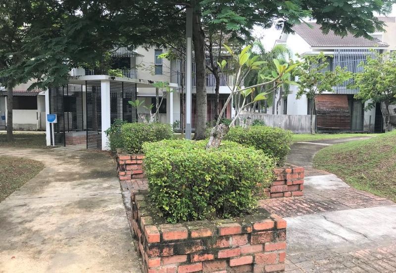 Summerglades, Perdana Lakeview West