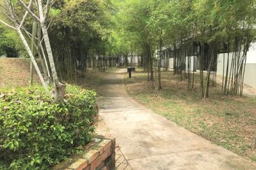 Summerglades, Perdana Lakeview West