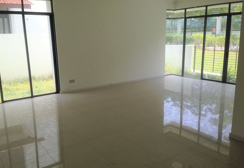 Summerglades, Perdana Lakeview West