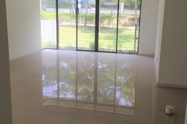 Summerglades, Perdana Lakeview West